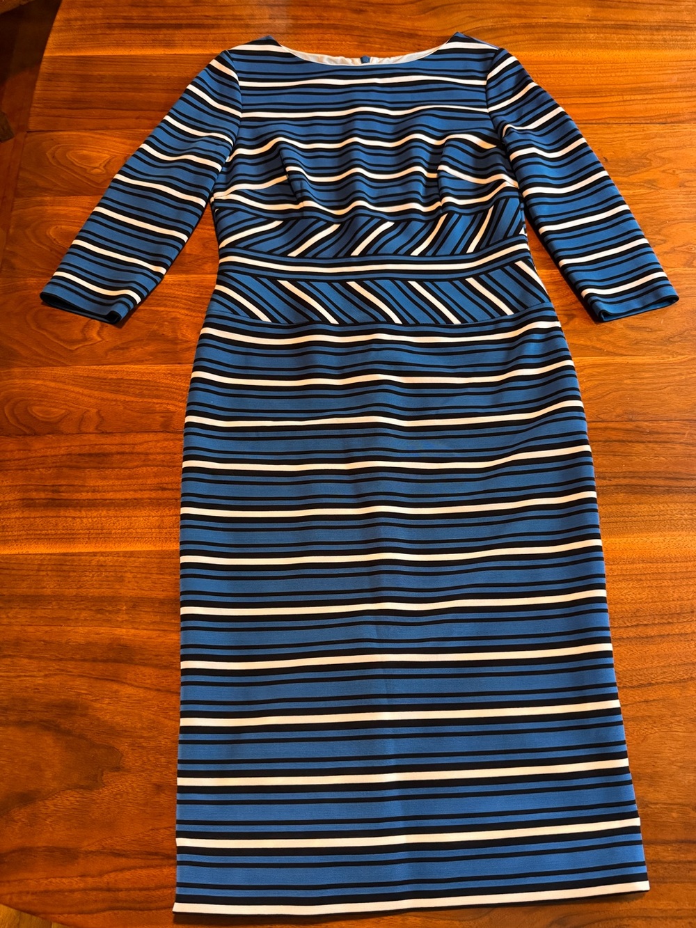 Escada Dhruvi Blue Striped Sheath Body Con Dress in EUC Sz 6/8 Euro 38